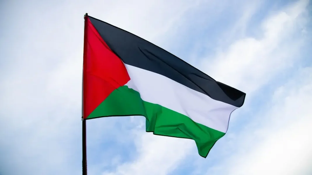 « Leve Palestina », l’hymne de soutien à la Palestine Drapeau palestinien flottant dans le ciel avec nuages.