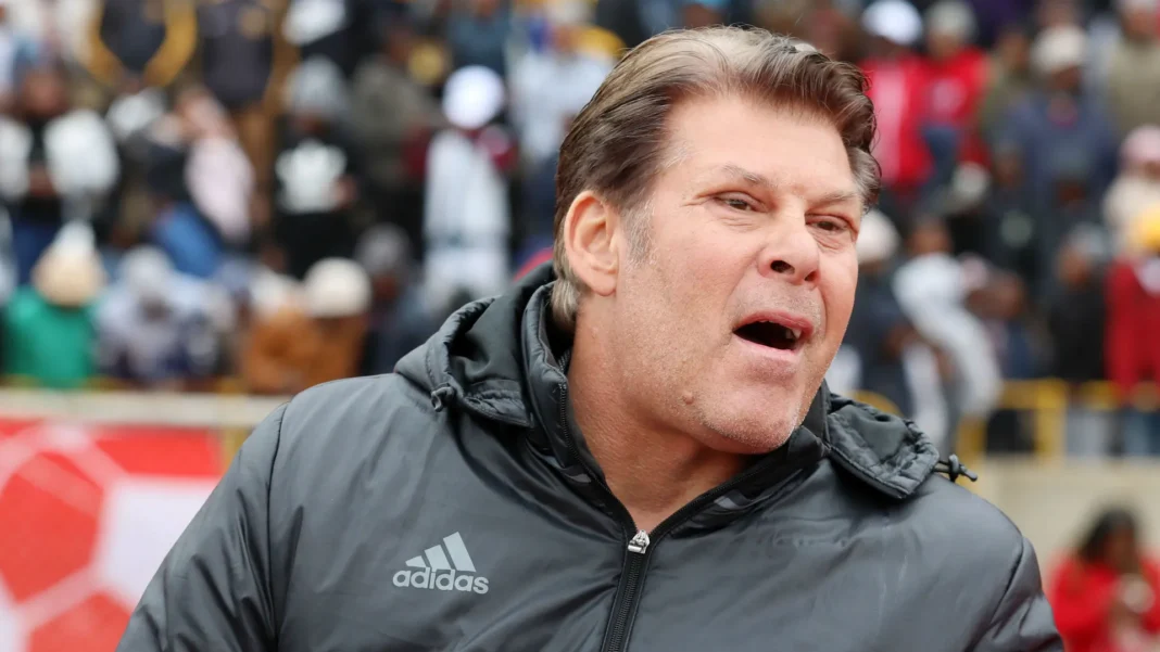 Luc Eymael, entraîneur de football, sur le terrain lors d'un match.