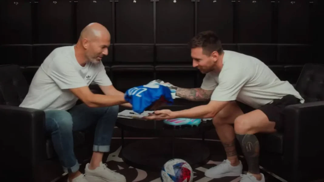 Messi et Zidane, deux légendes en face à face Messi et Zidane échangeant un cadeau lors d'une rencontre sportive.