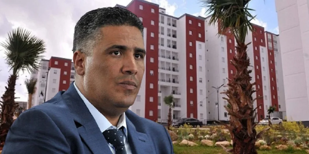 Nouveau projet résidentiel en Algérie Homme en costume devant un grand immeuble résidentiel en construction en Algérie.