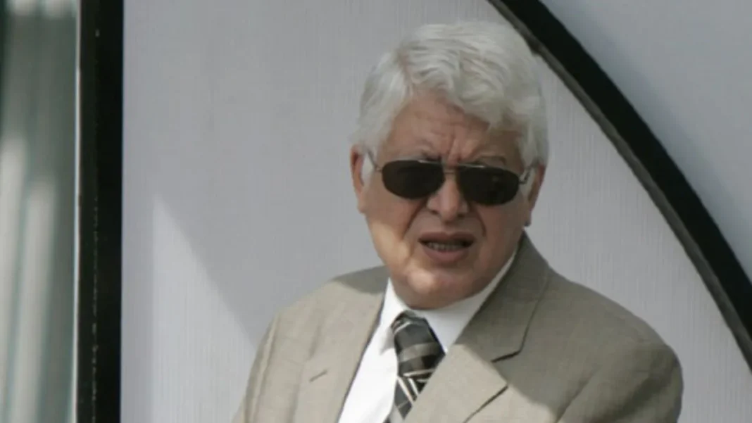 Mohamed Laib, ancien président de la FAF, s’est éteint ce 9 Novembre Mohamed Laib portant des lunettes de soleil et un costume beige.