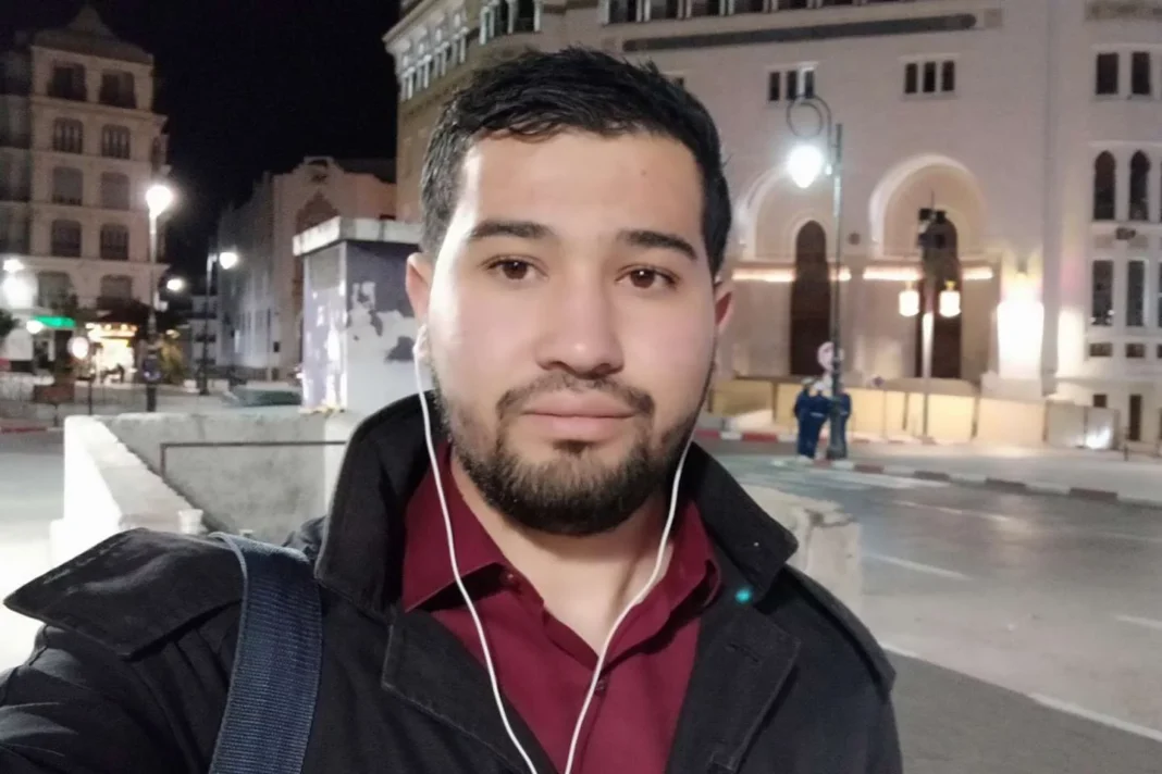 Affaire Bouraoui : Mustapha Bendjama libéré aujourd’hui Jeune homme avec sac à dos et écouteurs dans une ville la nuit.