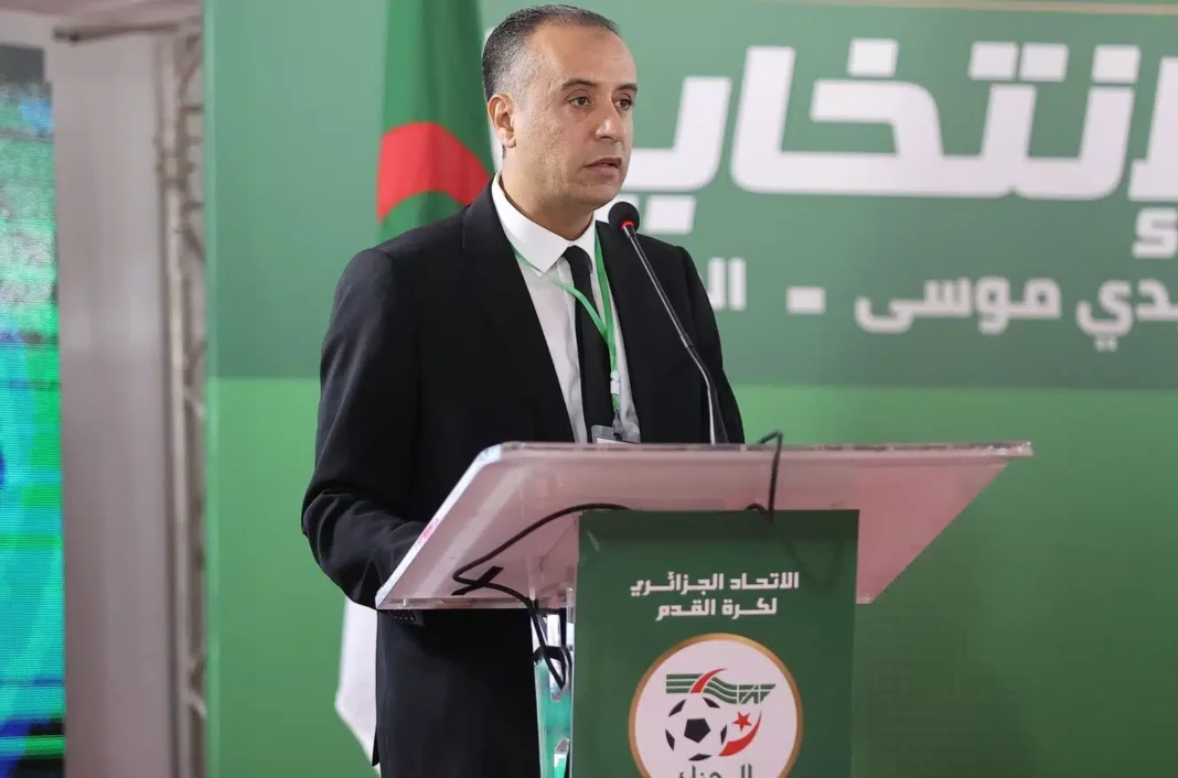 Polémique à propos de Senhadji et Belaid: La FAF répond ceci Homme politique parlant lors d'une conférence en Algérie.