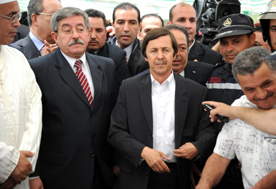 Saïd Bouteflika entouré de responsables et policiers lors d'une audience.