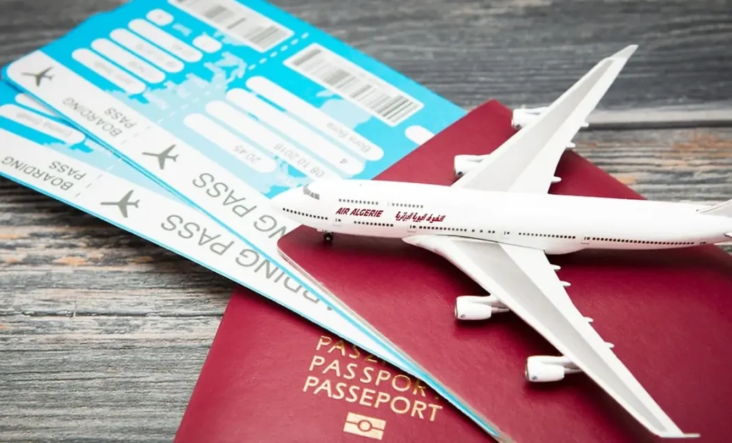 Billets d'avion et passeport Avion, passeport et billets d'avion sur une table en bois.