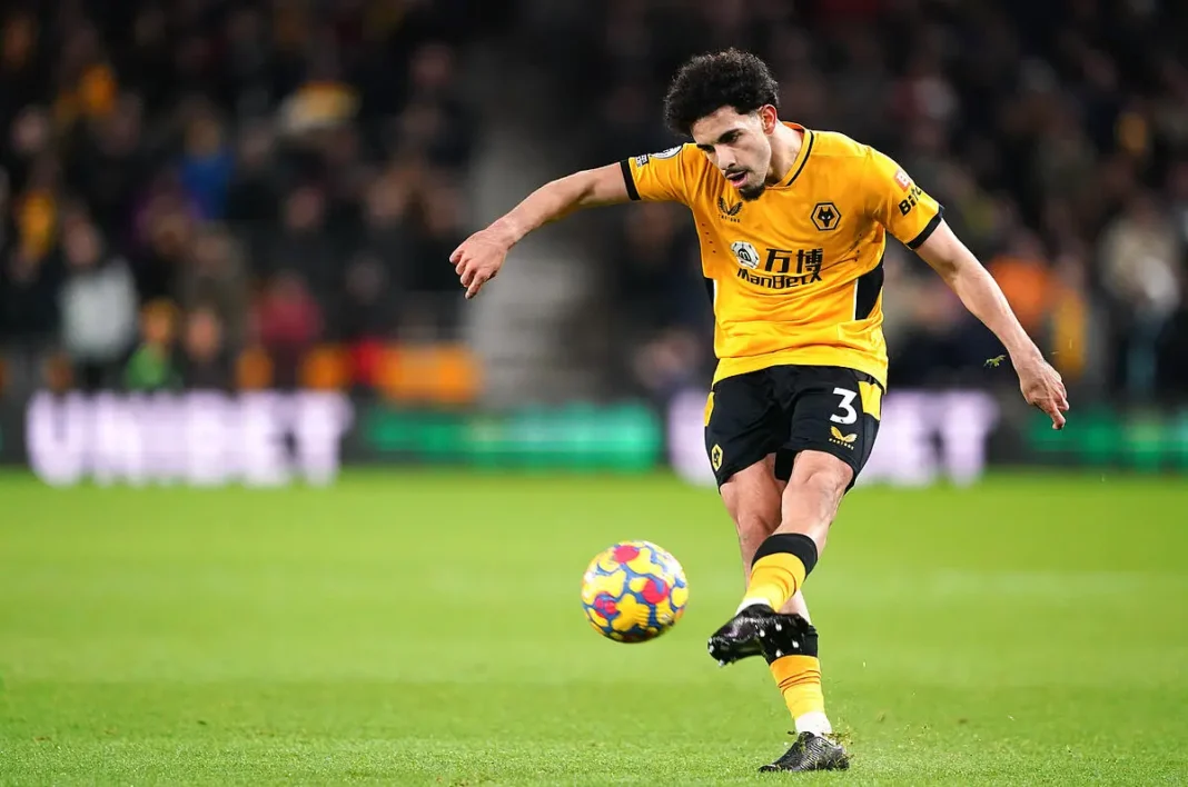 C’est la totale côté algérien! Ryan Aït-Nouri forfait pour le choc contre le Togo. Une absence qui fragilise la défense dz Footballeur en maillot jaune contrôlant le ballon lors d'un match.