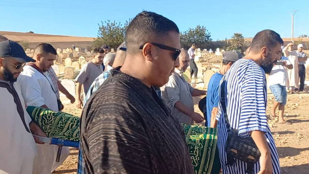 Pourquoi le corps d’Abdelali Mchiouer est-il retenu en Algérie ? Groupe de personnes en prière lors d'une cérémonie funéraire en Algérie.