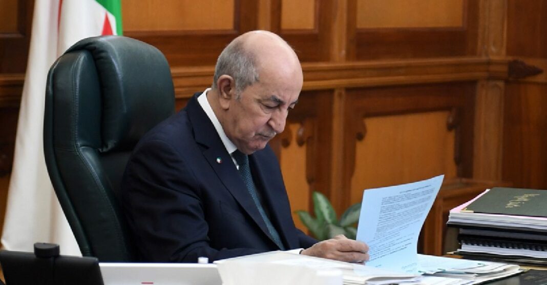 Tebboune limoge le ministre de l’Agriculture et redéfinit la trajectoire gouvernementale Tebboune, président algérien, examine un document officiel dans son bureau.