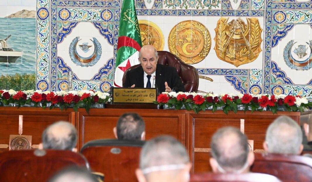 Défense de la Souveraineté Algérienne : Tebboune affirme l’inébranlablement du Pays Président Tebboune s'adressant à une audience lors d'une réunion officielle en Algérie.