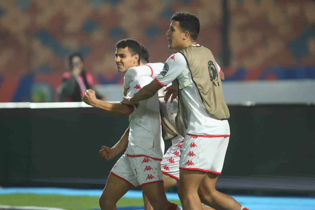 UNAF U20 : les Tunisiens battent les Guerriers du désert Joueurs tunisiens en célébration lors d'un match de football.