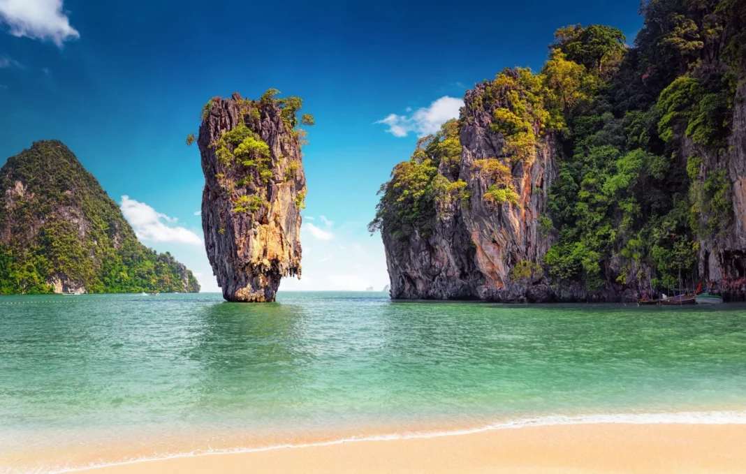 Voyage: Profiter de la chaleur en plein hiver, c’est possible dans cette région du monde Plage tropicale avec formations rocheuses et eau turquoise.