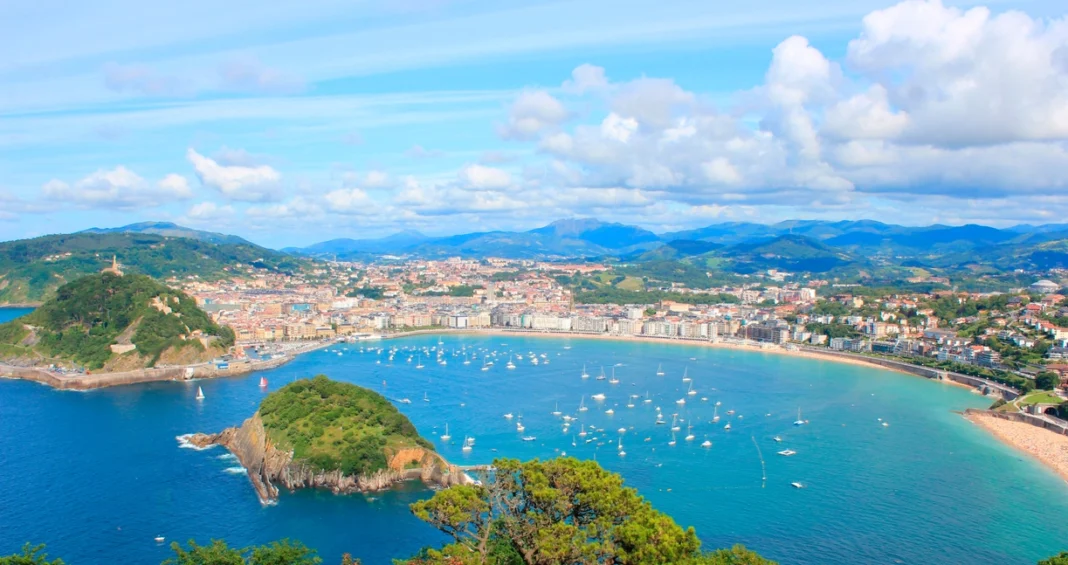 Vue panoramique de la baie d'Algésiras Baie d'Algésiras avec plages, montagnes et mer bleue.