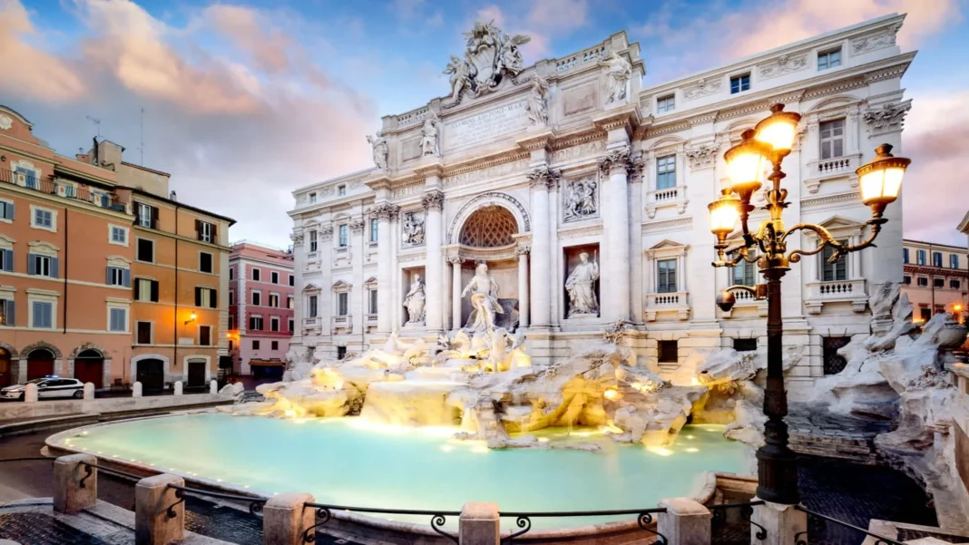 Voyage en Italie : voici deux hôtels à moindre coût, que vous devez absolument prendre en compte Fountain de Trevi illuminée au coucher du soleil à Rome.