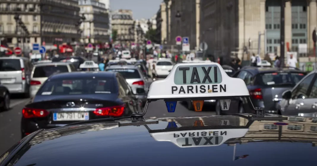Taxis à Paris en circulation Taxi parisien sur une rue animée de Paris.