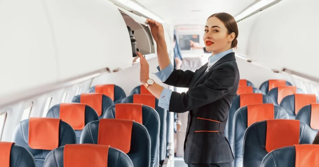 Surclassement en première classe : mythe ou réalité? découvrez la vérité Révélée par une hôtesse de l’air Hôtesse de l'air vérifiant la cabine de première classe.