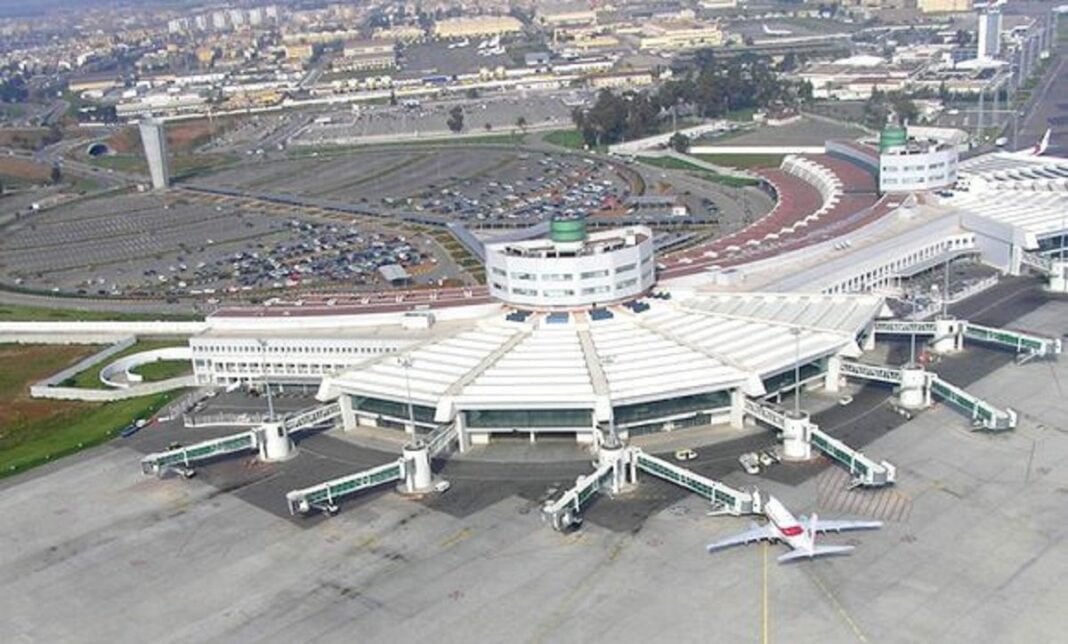 À la conquête du Ciel : L’Aéroport international d’Alger, un Joyau architectural Algérois Vue aérienne de l'aéroport international d'Alger avec pistes et avions.