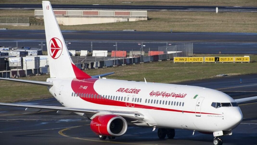 Avion d'Air Algérie prêt à décoller ou atterrir sur la piste.