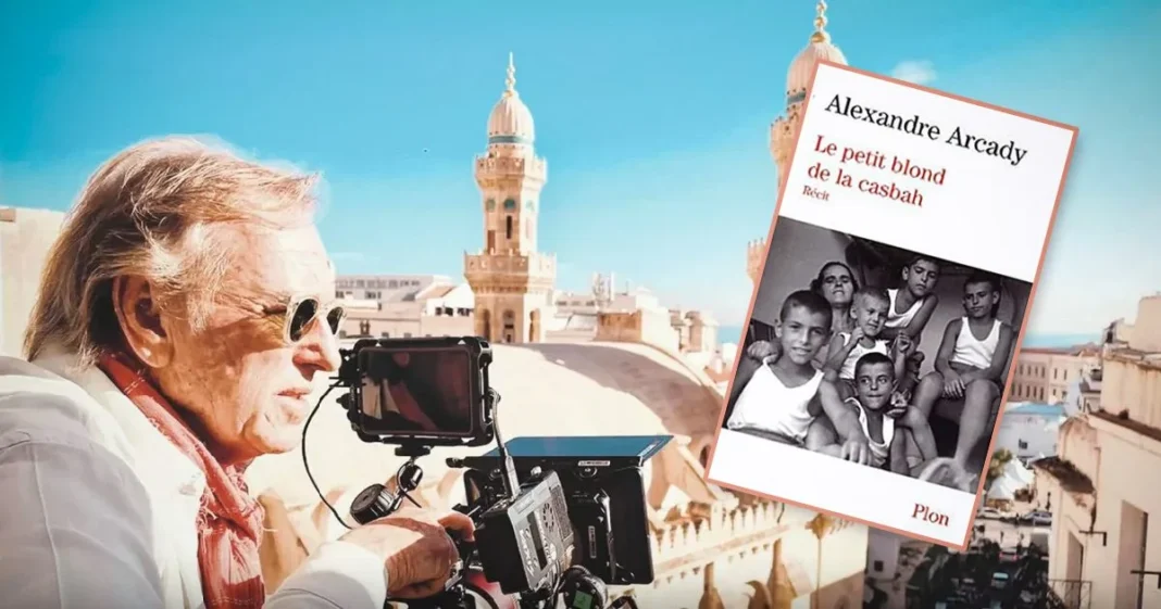 Petit Blond de la Casbah : Alexandre Arcady dévoile l’éclat perdu d’une jeunesse juive d’Algérie Photographie d'Alexandre Arcady avec une caméra, vue sur la ville de la Casbah d'Alger.