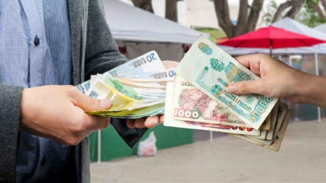 Échange de billets de banque en Algérie Échange d'argent en espèces entre deux personnes dans un marché.