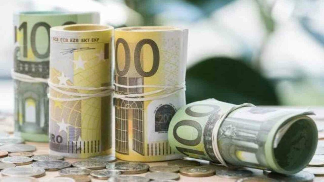 Fins rouleaux de billets d'euros de différentes denominations.