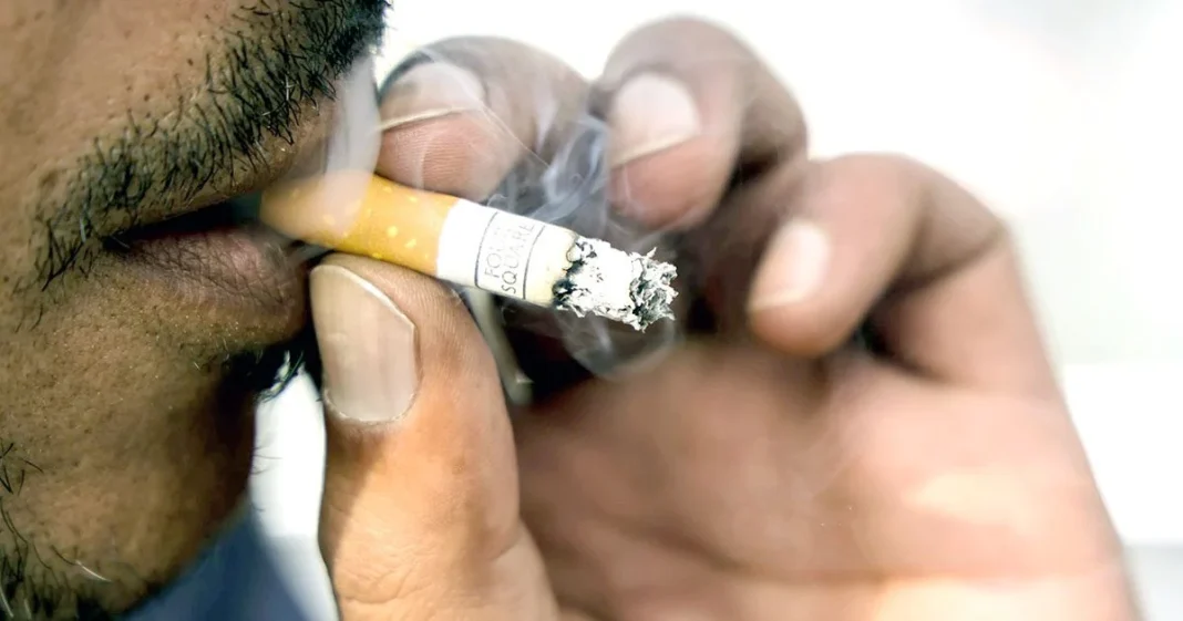Explosion fiscale en Algérie : Les fumeurs face à une avalanche de taxes sur le tabac en 2024, quel impact sur leur quotidien ? Homme fumant une cigarette, image de tabagisme.