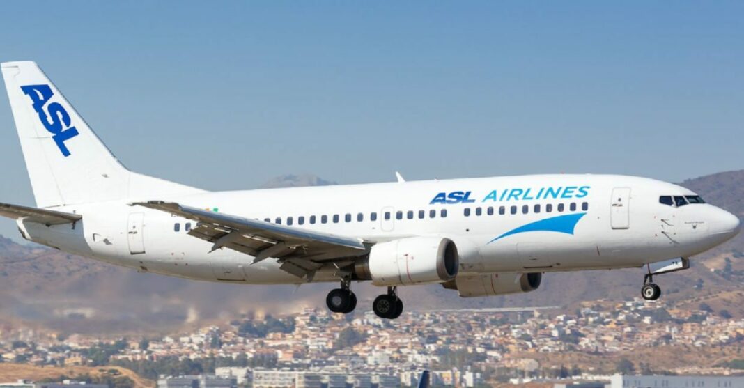Avion d'ASL Airlines en vol Avion d'ASL Airlines en vol au-dessus de la ville.