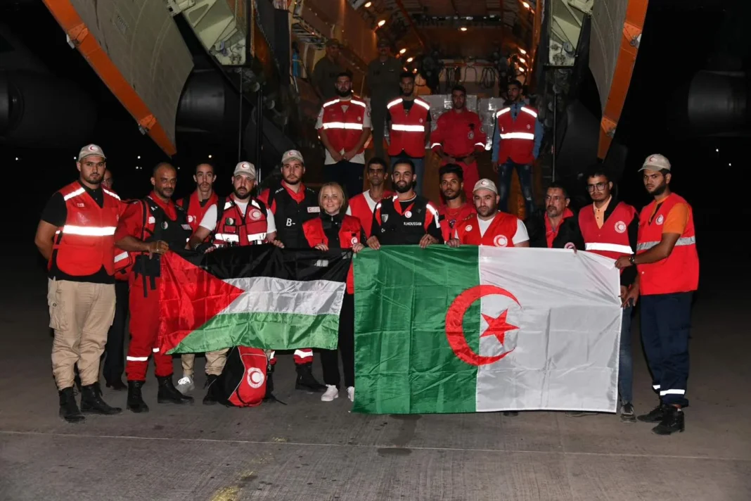 Algérie: Caravane de solidarité à l’endroit de Gaza Équipe de secours avec drapeaux palestinien et algérien.