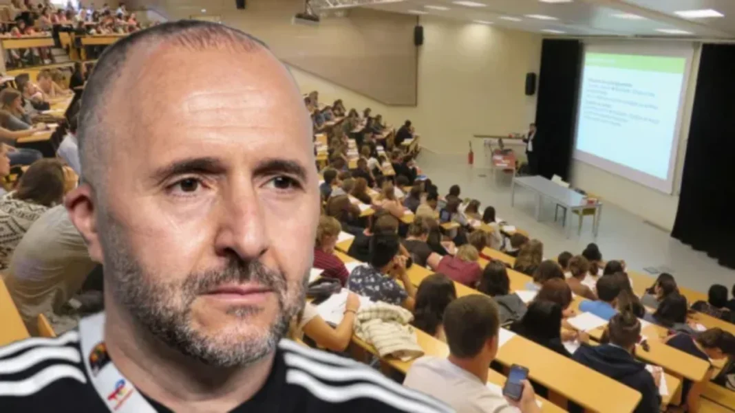 Djamel Belmadi tiendra une conférence à l’Université d’Alger 3 Djamel Belmadi lors d'une conférence à l'Université d'Alger 3.
