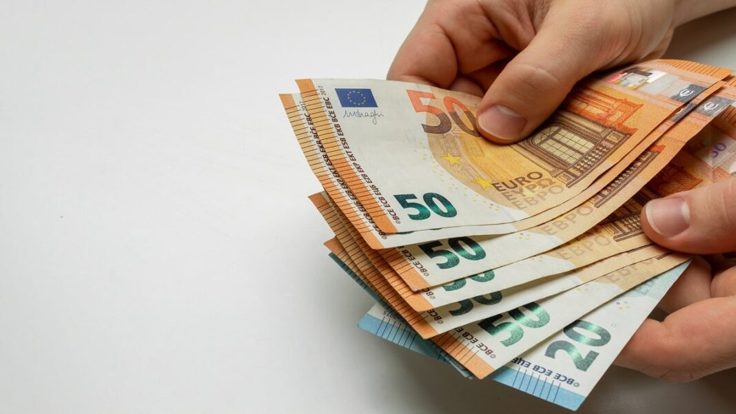 Taux de change en Algérie : Flambée historique de l’Euro face au dinar sur le Marché Noir des devises ce 20 novembre Main tenant des billets de 50 euros face au marché noir des devises.