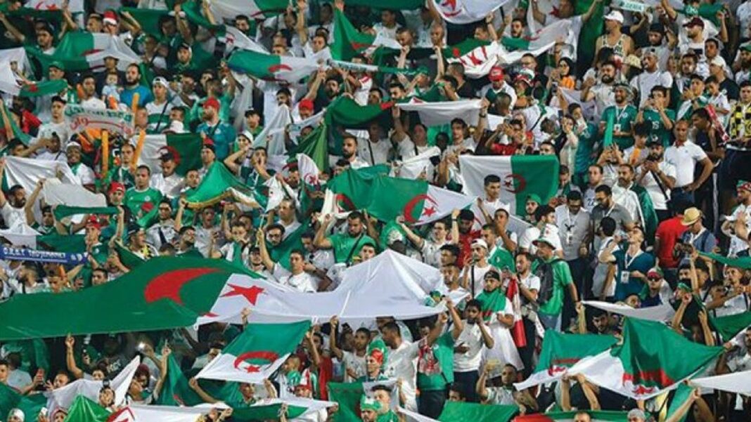CAN 2023 : Le coup d’envoi des billets lancé le 13 décembre, une Vague d’excitation pour les supporters Algériens Supporters algériens avec drapeaux et banderoles lors d'un match.