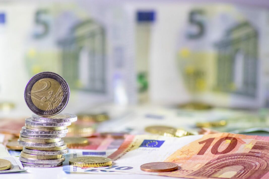 Fluctuations du marché des devises en Algérie : Quelle tendance pour l’Euro ce 29 novembre ? Pièces et billets en euros, fluctuation monétaire en Algérie.