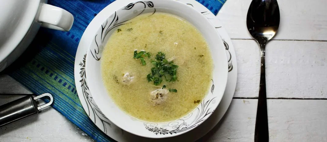 Cuisine : TasteAtlas classe la chorba beida dans le top 20 mondial Chorba Beida dans un bol blanc avec herbes fraîches.