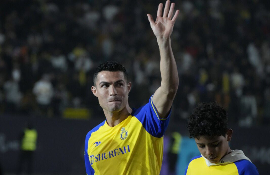 Cristiano Ronaldo refuse un penalty controversé (Video) Cristiano Ronaldo refuse un penalty controversé lors d'un match de football.