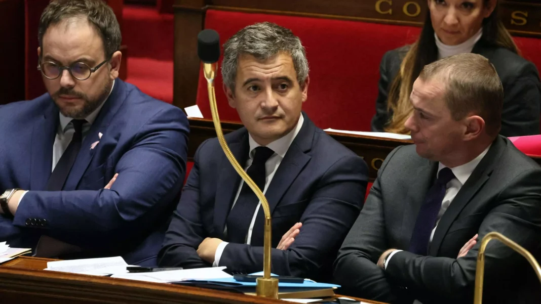 Le Sénat français souhaite durcir les conditions du regroupement familial en France Députés en séance au Sénat français, discussion sur le regroupement familial.