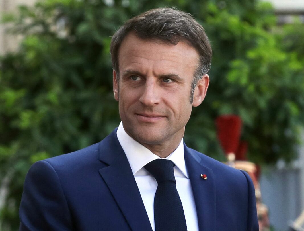 Emmanuel Macron à Oran : fausse alarme, Juste un Deepfake! Emmanuel Macron en costume à Oran, Algérie, lors d'une visite officielle.