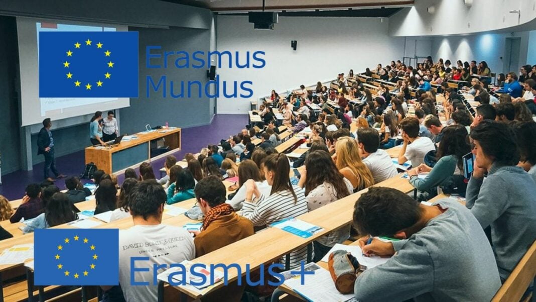 Études gratuites en Europe : Une opportunité exceptionnelle pour les étudiants algériens Salle de conférence avec étudiants lors d'une présentation Erasmus Mundus.