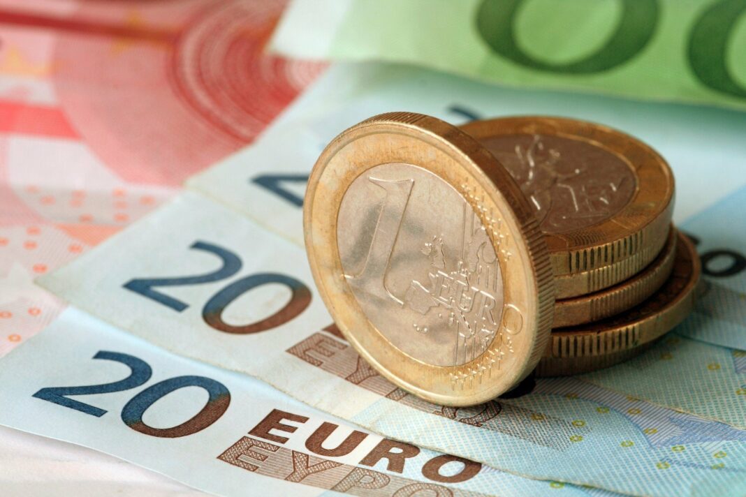 Monnaie en euros et billets Pièces de monnaie et billets en euros pour illustrer l'économie.
