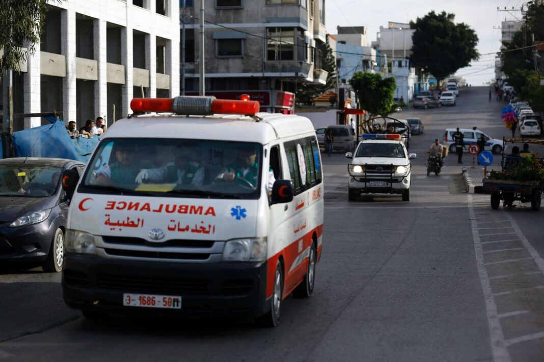 Gaza : Incident tragique impliquant une ambulance à l’hôpital Al-Shifa Ambulance de secours à Gaza, scène urbaine avec véhicules et passants.