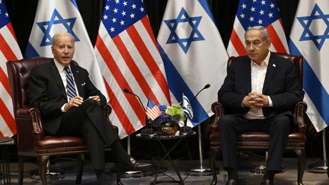 Attaque des hôpitaux à Gaza : Un médecin norvégien interpelle Biden à mettre fin à l’horreur Biden et Netanyahu discutent avec drapeaux d'Israël et des États-Unis en arrière-plan.