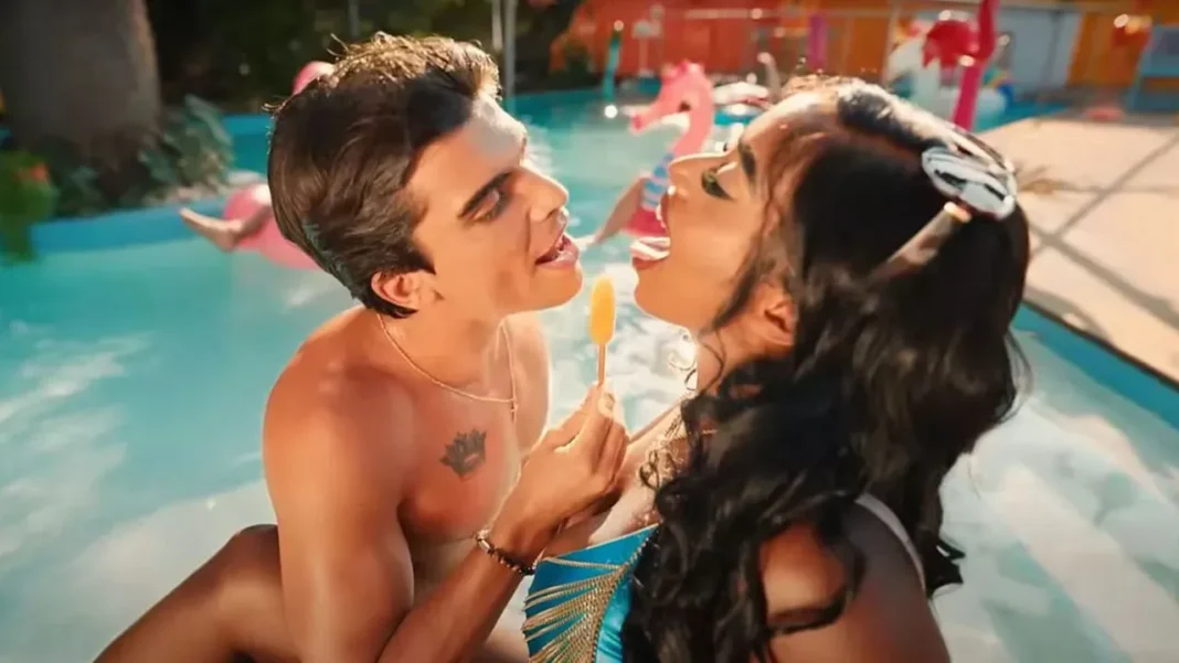 Frenchie Shore : Une mère algérienne dénonce l’enfer vécu par ses filles et lance un appel au gouvernement français Jeune femme et homme partageant une glace près de la piscine ensoleillée.