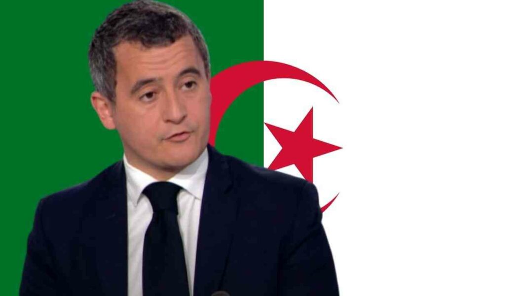 Gérald Darmanin en Algérie Gérald Darmanin lors d'une conférence en Algérie avec drapeau algérien en arrière-plan.