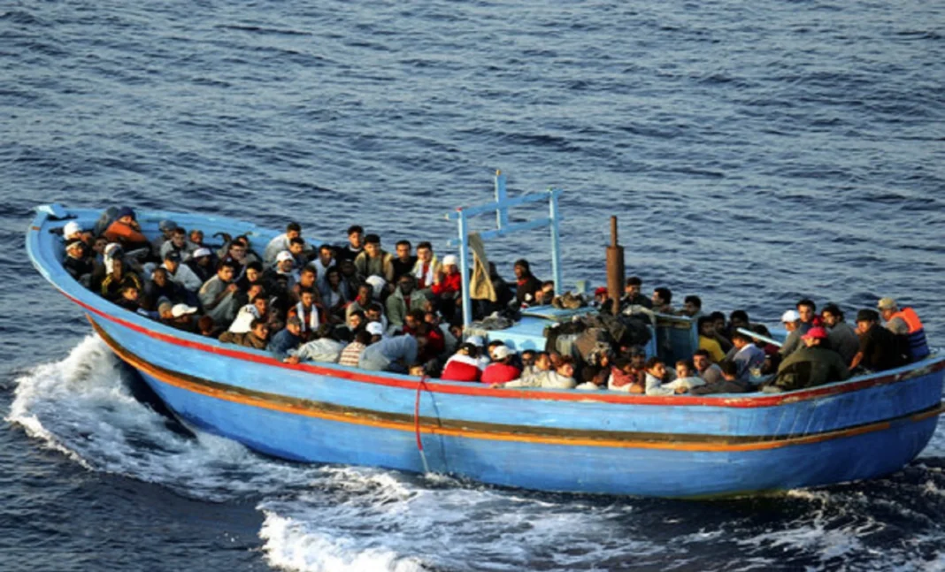 Bateau surpeuplé transportant des migrants en mer Méditerranée.