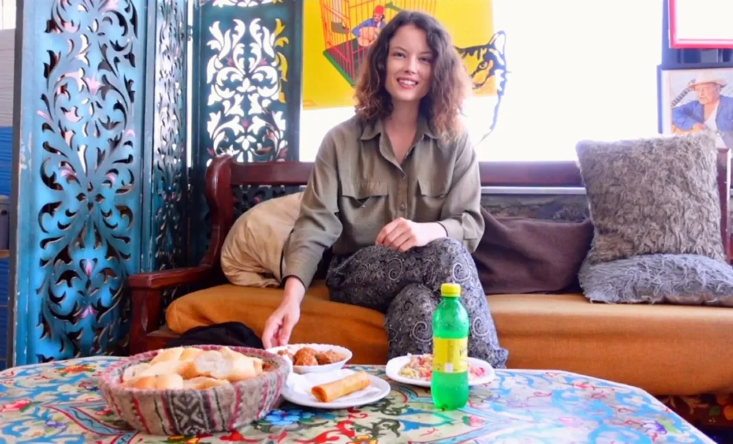 L’Influenceuse Suisse « FitClaire » confrontée à une expérience terrible lors de son voyage en Algérie (vidéo) Femme souriante dégustant un repas traditionnel en Algérie.