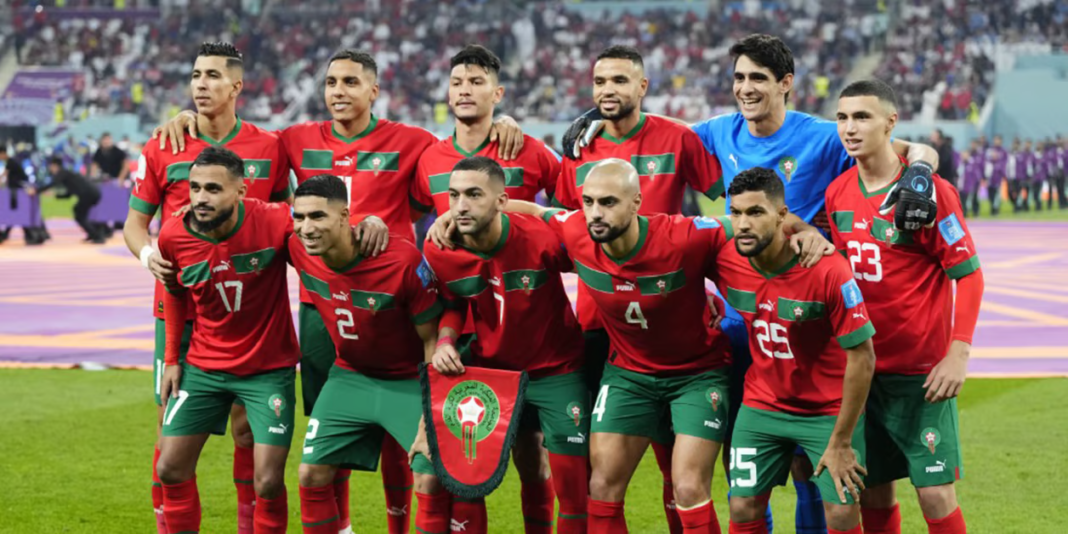 Les joueurs marocains de football lors d'un match important.