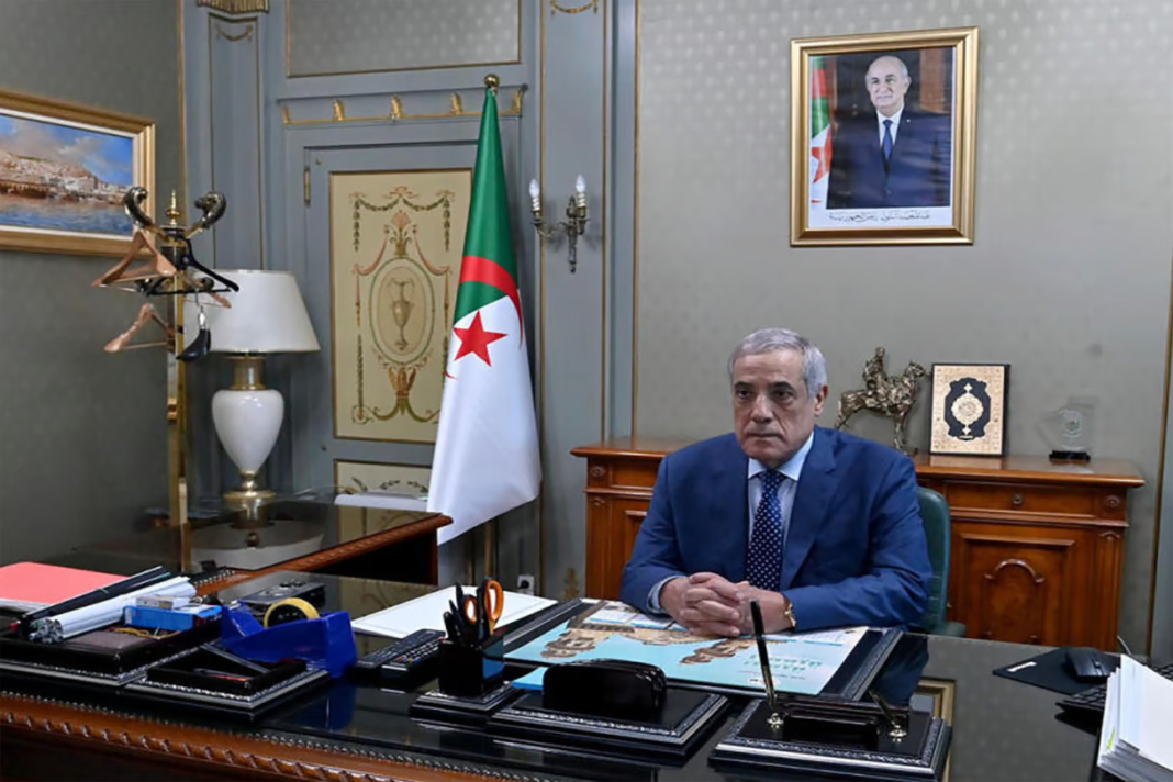 Le Premier Ministre Larbaoui appelle à l’accélération des directives de Tebboune Le Premier Ministre Larbaoui lors d'une réunion officielle en Algérie.