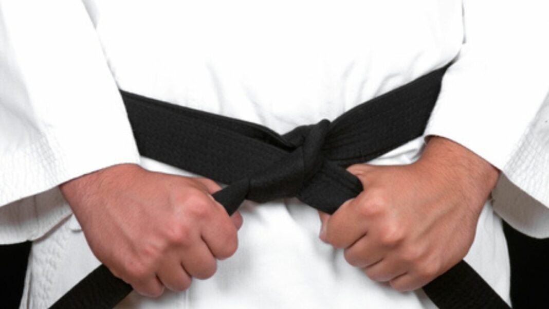 Crise au Karaté Algérien : Dihia Chikhi dénonce la gestion de la fédération Dihia Chikhi en kimono de karaté avec ceinture noire.