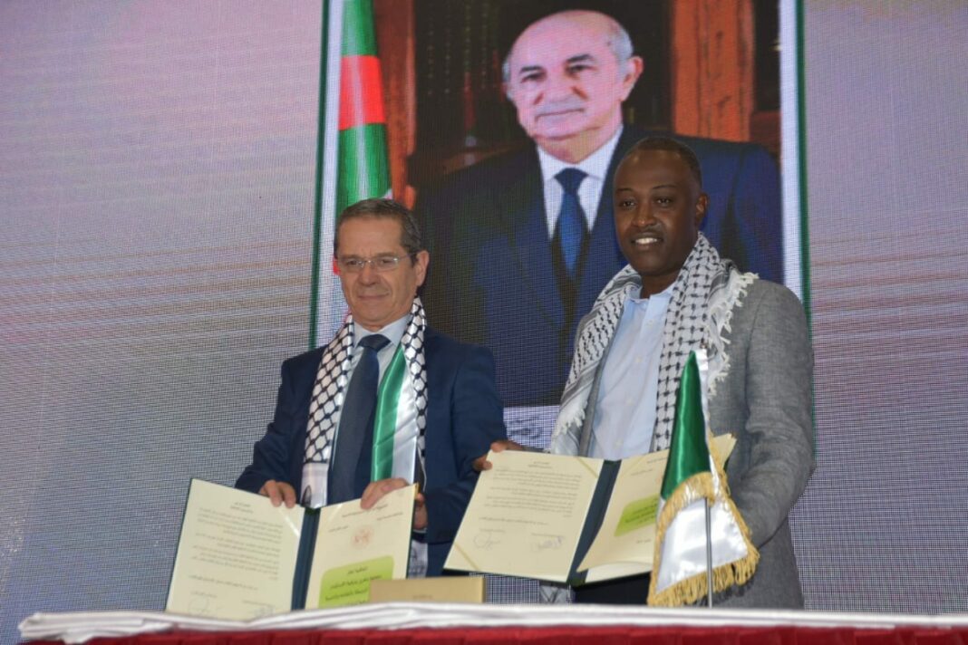 Signature d’accords-cadres lors du Forum des jeunes d’Algérie : Implication stratégique dans l’agriculture et la pêche Deux hommes signent un accord lors du forum des jeunes d'Algérie.