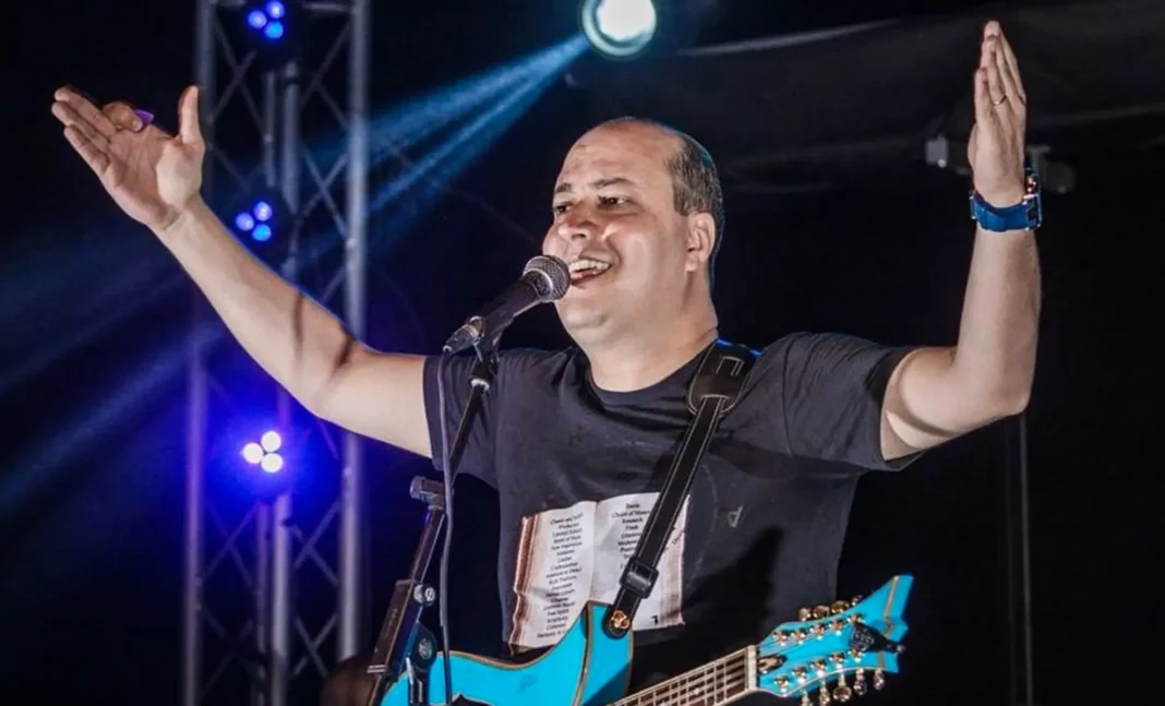 Mohamed Allaoua veut célébrer la femme Kabyle au Zénith Mohamed Allaoua chante avec passion lors d'un concert au Zénith.