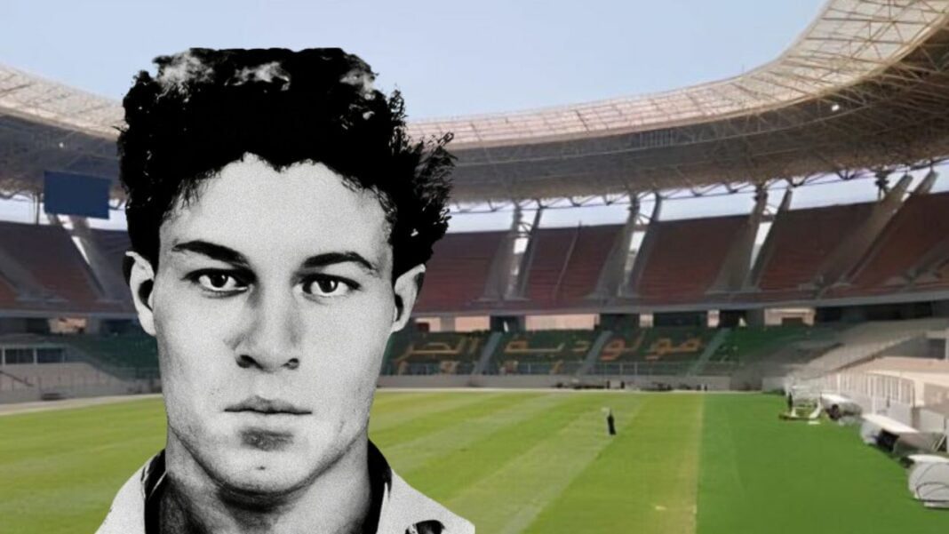 Inauguration du Stade de Douera en l’Honneur d’Ali La Pointe : Un Hommage Historique Portrait en noir et blanc d'Ali La Pointe au stade de Douera.