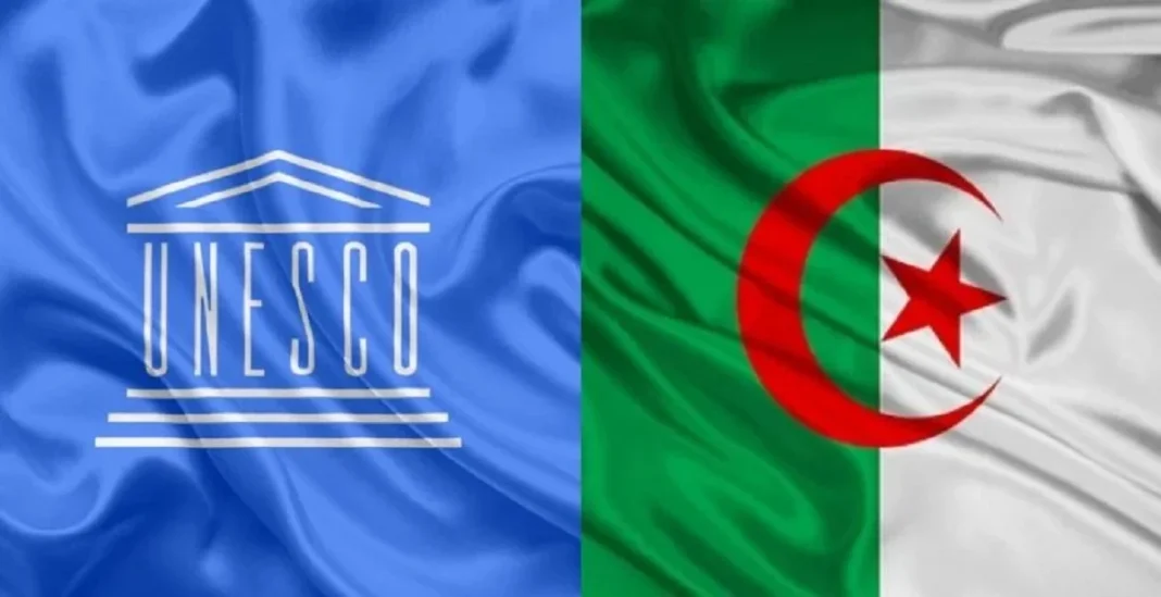 Unesco : L’Algérie désormais candidate au Comité intergouvernemental pour la sauvegarde du patrimoine culturel immatériel Drapeau algérien et logo UNESCO sur tissu en satin.